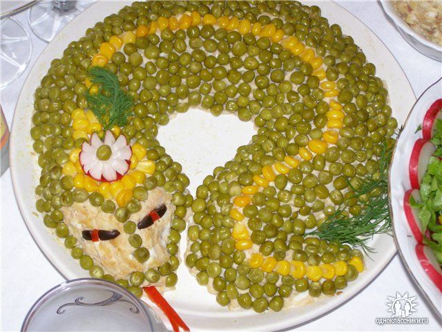 Салат оливье в виде змеи